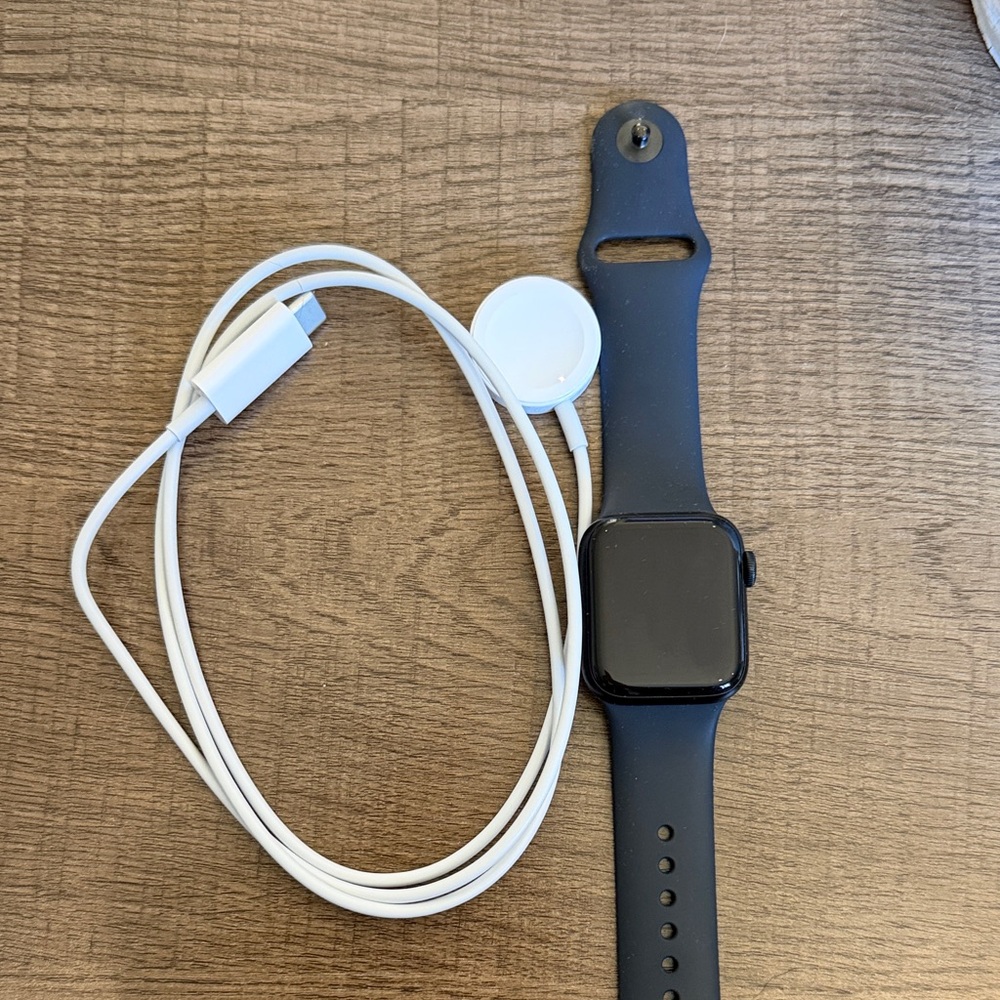 Apple Watch SE (2nd Gen) GPS - 40mm - Midnight aluminum/sport band - S/M- NEW - Picture 6 of 7